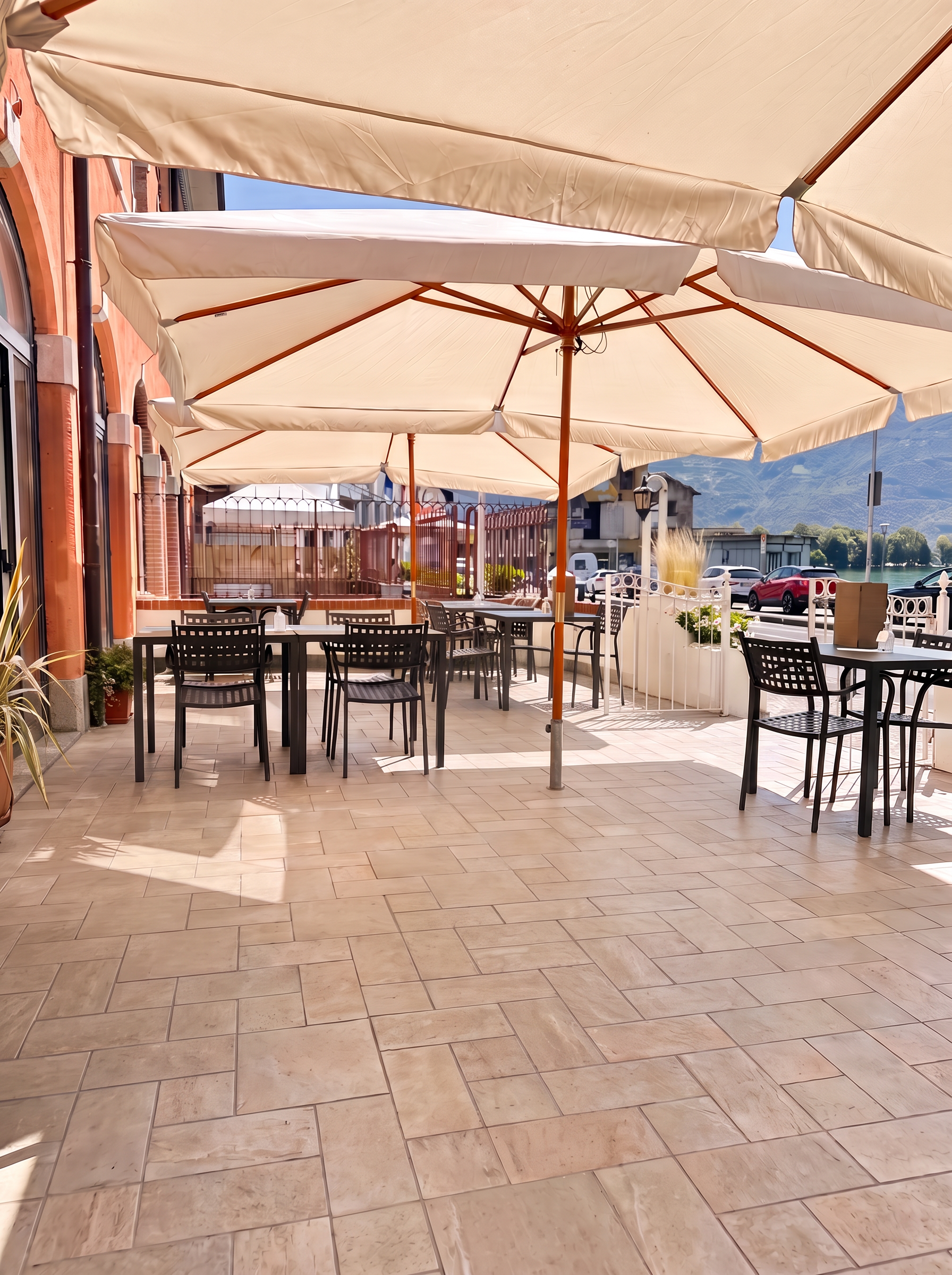 Terrazza sul lago del ristorante LOVRE con ombrelloni